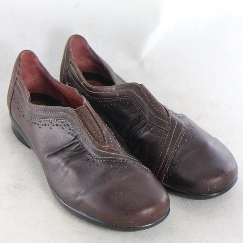 CLARKS Artisan SZ 7.5 Brown Gathered Leather Loafers - Picture 6 of 8